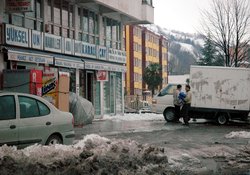 Karali'nin işyeri kurşunlandı