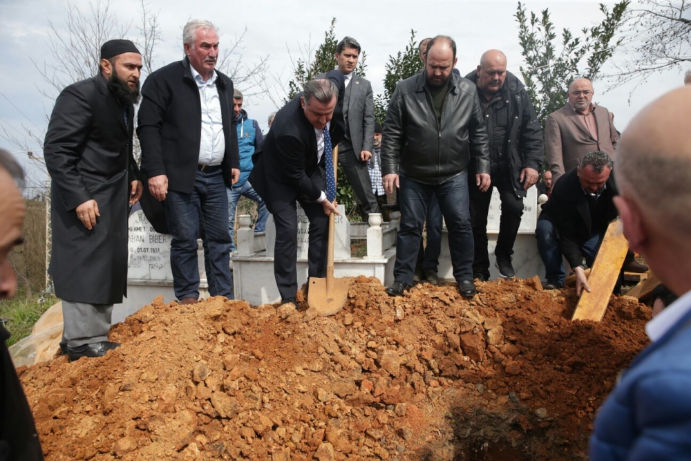 Bakan Bak, Pazar'da halasını toprağa verdi 29