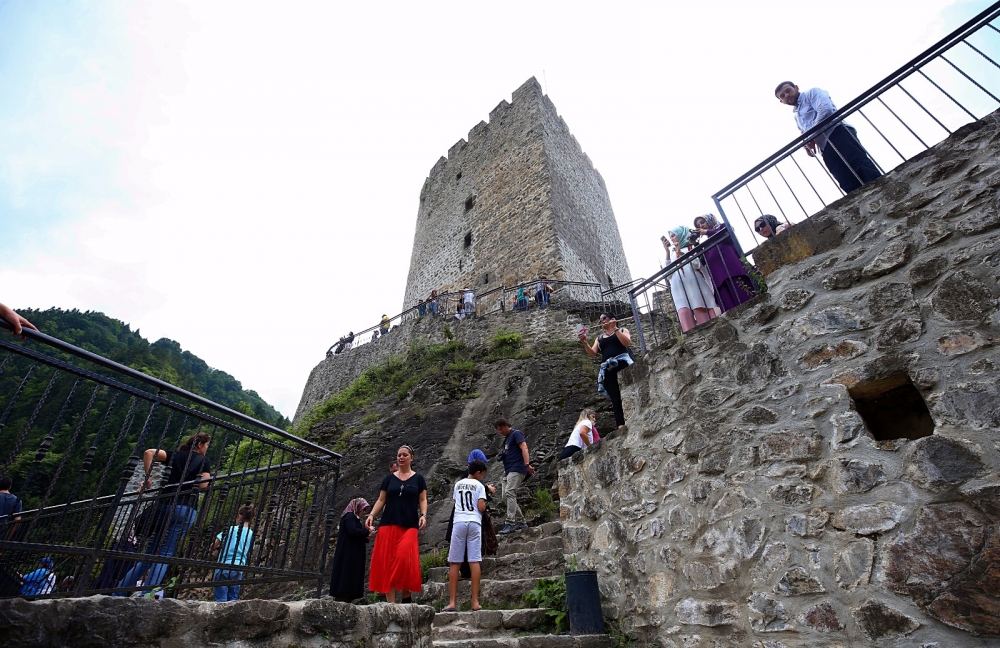 Zil Kale turistlerin ilgi odağı oldu 3