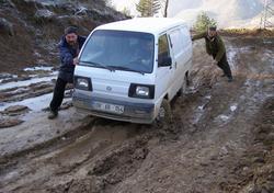 Köylülerin bitmeyen yol çilesi