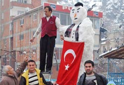 Yılın ilk karını horonla karşıladılar!