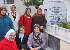 Kadın Kolları şehitliklerde