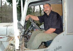 Yolu olmayan evinde cip imal etti!