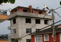 Rize'de kaçak kata yıkım