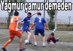 Sağanak yağmurda futbol dansı