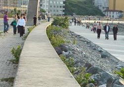 Deniz kenarında yürüyüş parkuru