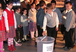 Rize'de silah bırakana kitap hediye