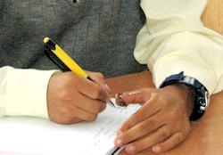 Parmağı kapı arasında parçalandı