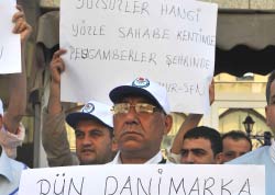 Sav ve Baykal'a protestolar