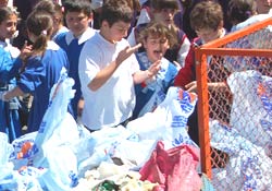 Öğrencilerden çevre temizliği