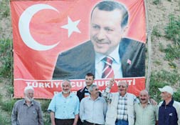 Erdoğan için dağa pankart astılar!