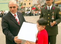 İstiklal Marşı'na laptop hediye