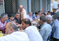 Bakırcı sokaklarda iftar ediyor...