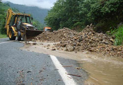 Rize'de heyelan yol kapattı