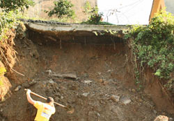 Rize'de heyelan yol kapattı