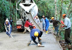 Çayeli Belediyesi yol betonluyor