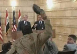 Bush'un kafasına ayakkabı attı!