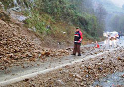 Çamlıhemşin yolunda heyelan