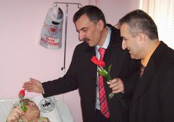 Dr. Ahmet Basa gül dağıttı