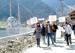 Uzungöl'de duvar protestosu