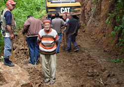 Hemşin Belediyesi'nin yol hamlesi