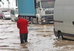 Sahil yolu yağmura teslim oldu