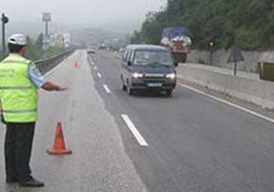 Trafik polisinin ayağını ezdi!