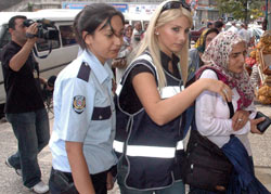 İki kadın Başbakan'ı kızdırdı