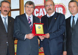 Rize ASKF'den Yüce'ye plaket