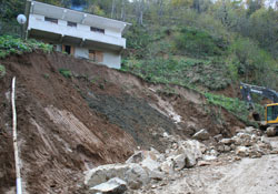 İkizdere'de heyelan yol kapattı