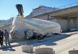 Hazır beton yüklü tanker devrildi