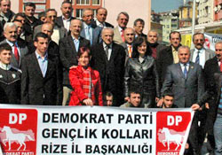 Demokrat Parti Rize'de kan veriyor