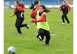 Rize'nin bayan futbolcuları sahada