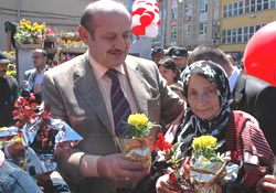 Rize'de 5 bin anneye çiçek