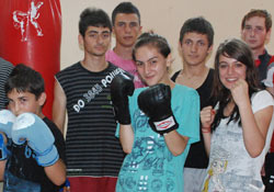 Pazarlı bayanlar kickboks öğreniyor