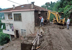 Rize'de, tehlikeden 8 ev boşaltıldı