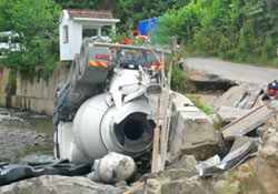 Beton mikseri dereye yuvarlandı