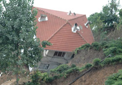 Hasarlı bina, sonunda yıkıldı