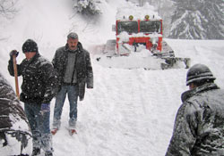 RİZE'DE KAR YOLLARI KAPATTI