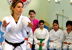 Rize'de kızlar karate öğreniyor!