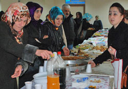 Pazar'da hasta çocuklara kermes