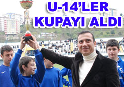 Pazarspor U-14'leri kupasını aldı