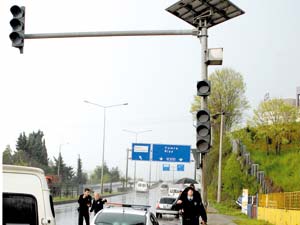 Yağmur yağdı trafik ışıkları söndü!