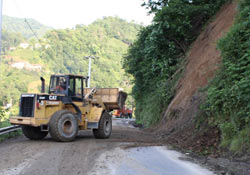 Rize'de heyelan yol kapattı