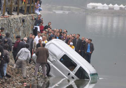 Uzungöl'e minibüs düştü: 1 ölü