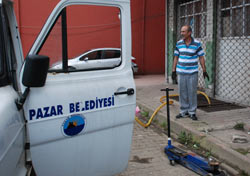 Pazar'da haşere ilaçlaması