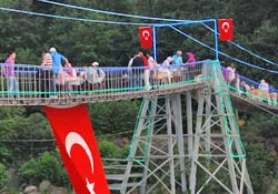 Asma köprüde iftar geleneği!