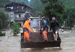 Rize'de tahliye edilen 2 ev yıkıldı