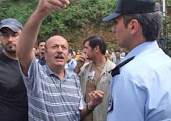 Bekaroğlu'na protesto davası!