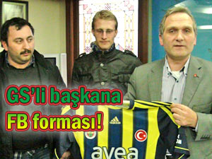 Galatasaraylı başkana Fenerbahçe forması!